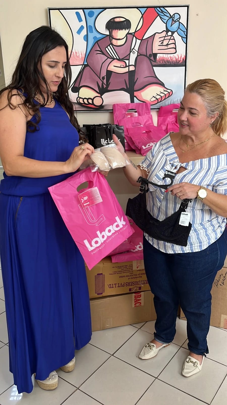Loback doa 150 kits com sutiãs e próteses artesanais de mama para pacientes da ASCOMCER